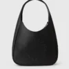 Borsa hobo grande con logo borchiato Borsa hobo grande con logo borchiato