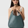 Borsa hobo grande con logo borchiato Borsa hobo grande con logo borchiato