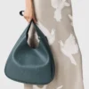 Borsa hobo grande con logo borchiato Borsa hobo grande con logo borchiato