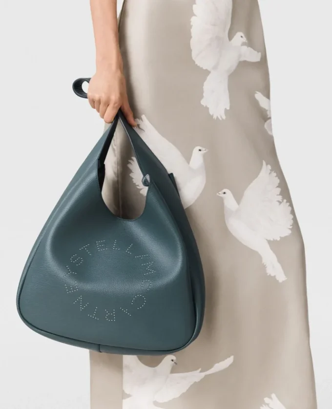 Borsa hobo grande con logo borchiato Borsa hobo grande con logo borchiato