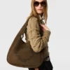 Borsa hobo grande in pelle scamosciata con logo Borsa hobo grande in pelle scamosciata con logo