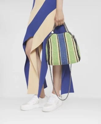 Borsa mini Falabella in cotone a righe lavorata all’uncinetto