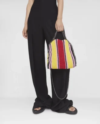 Borsa mini Falabella in cotone a righe lavorata all’uncinetto