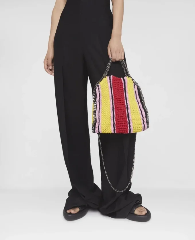 Borsa mini Falabella in cotone a righe lavorata all’uncinetto Borsa mini Falabella in cotone a righe lavorata all’uncinetto