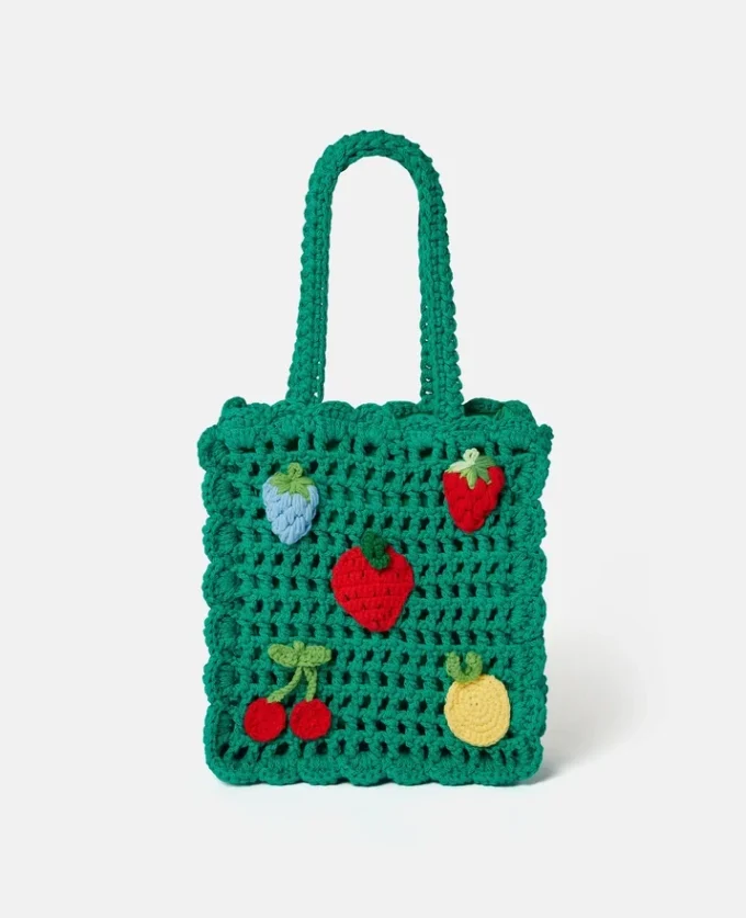 Borsa tote all’uncinetto ricamata con bacche Borsa tote all’uncinetto ricamata con bacche