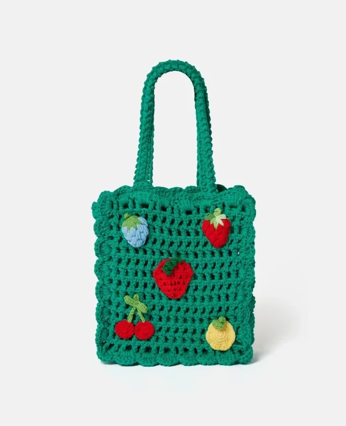 Borsa tote all’uncinetto ricamata con bacche Borsa tote all’uncinetto ricamata con bacche