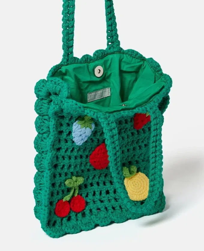 Borsa tote all’uncinetto ricamata con bacche Borsa tote all’uncinetto ricamata con bacche
