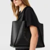 Borsa tote grande con logo e borchie Borsa tote grande con logo e borchie