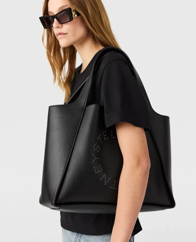 Borsa tote grande con logo e borchie Borsa tote grande con logo e borchie
