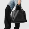 Borsa tote grande con logo e borchie Borsa tote grande con logo e borchie