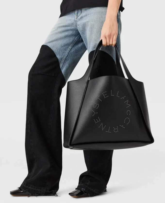 Borsa tote grande con logo e borchie Borsa tote grande con logo e borchie