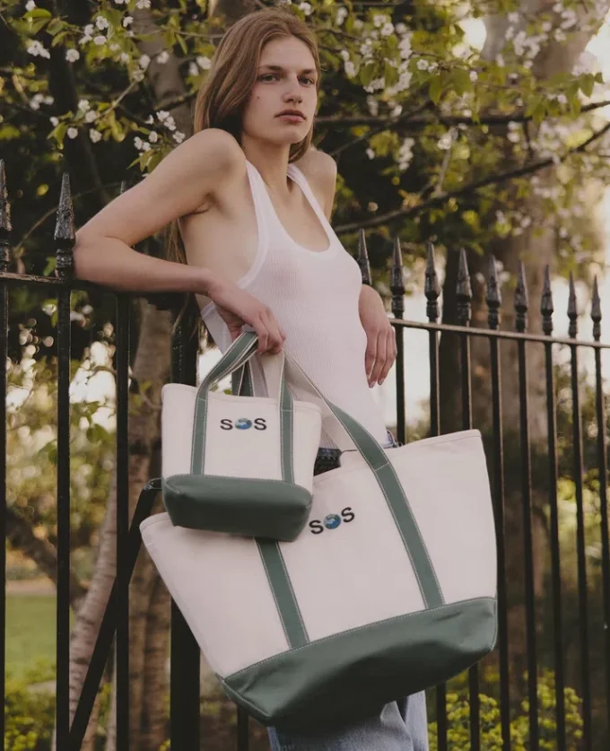 Borsa tote grande con ricamo SOS Borsa tote grande con ricamo SOS