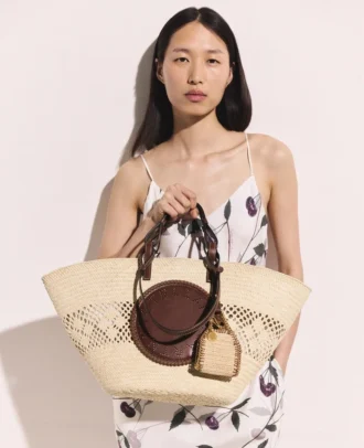 Borsa tote grande in rafia lavorata all’uncinetto con logo