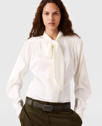Camicia a maniche lunghe con collo a cravatta e spalline