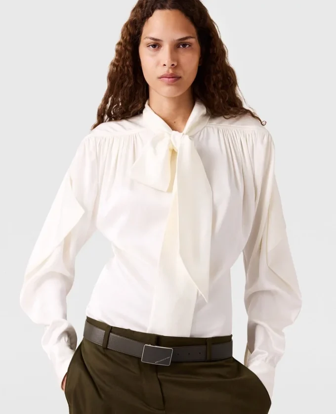 Camicia a maniche lunghe con collo a cravatta e spalline Camicia a maniche lunghe con collo a cravatta e spalline