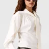 Camicia a maniche lunghe con collo a cravatta e spalline Camicia a maniche lunghe con collo a cravatta e spalline