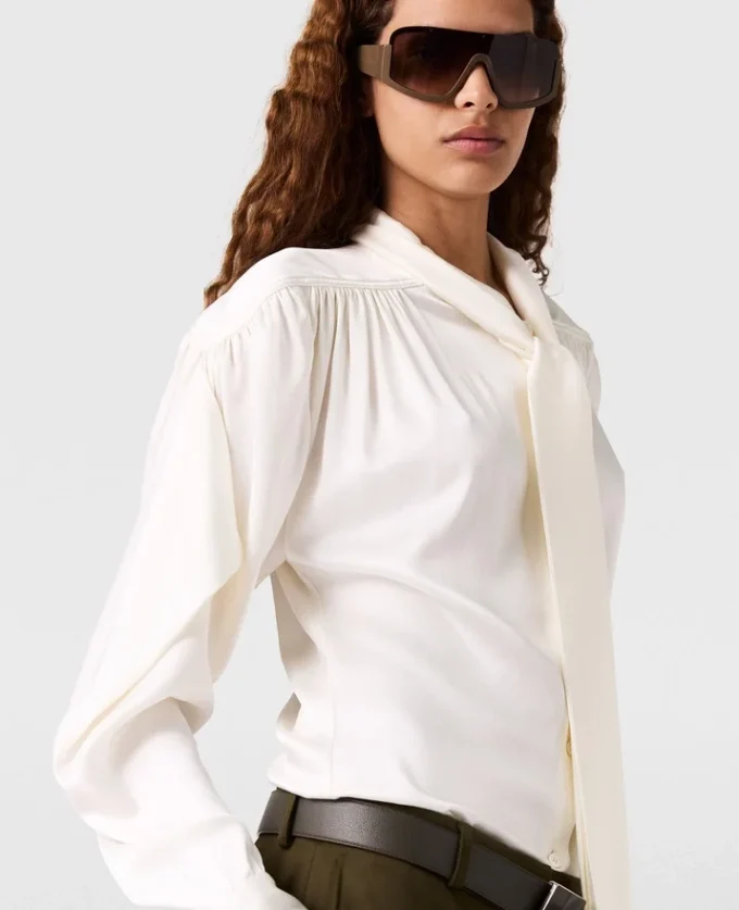Camicia a maniche lunghe con collo a cravatta e spalline Camicia a maniche lunghe con collo a cravatta e spalline