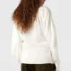 Camicia a maniche lunghe con collo a cravatta e spalline Camicia a maniche lunghe con collo a cravatta e spalline