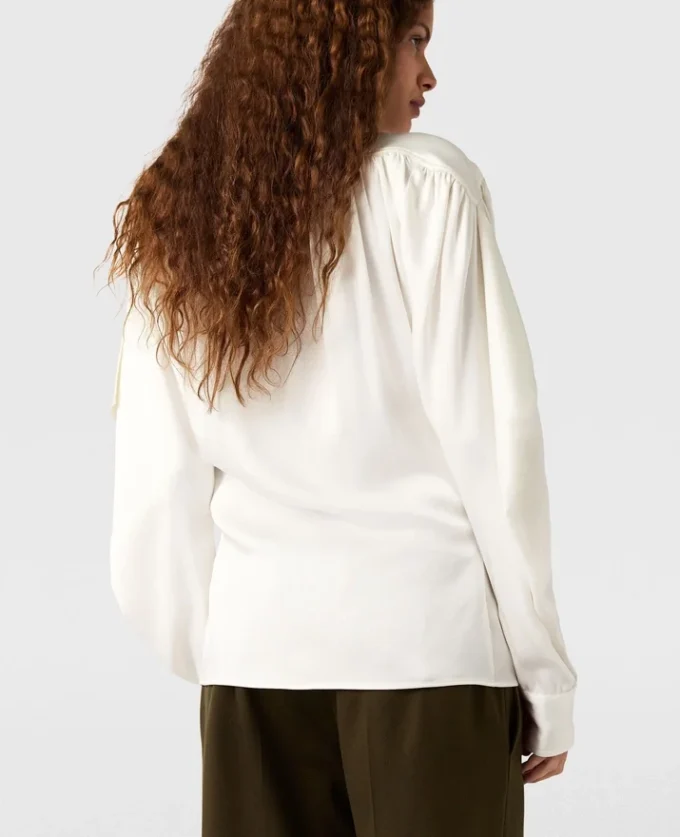 Camicia a maniche lunghe con collo a cravatta e spalline Camicia a maniche lunghe con collo a cravatta e spalline