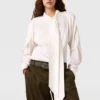 Camicia a maniche lunghe con collo a cravatta e spalline Camicia a maniche lunghe con collo a cravatta e spalline