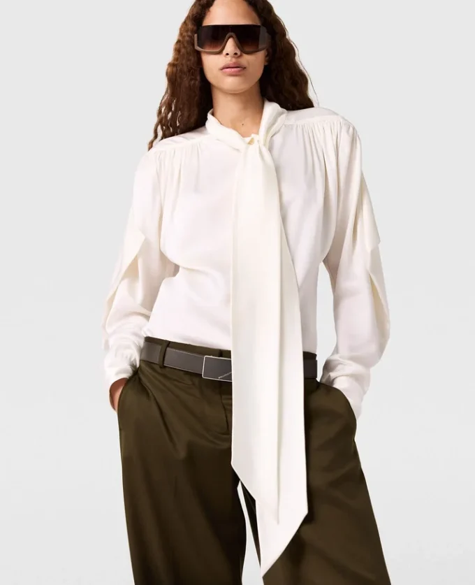 Camicia a maniche lunghe con collo a cravatta e spalline Camicia a maniche lunghe con collo a cravatta e spalline