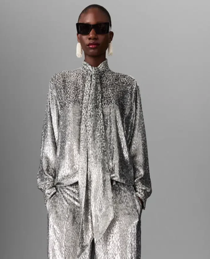 Camicia con collo annodato in velluto metallizzato