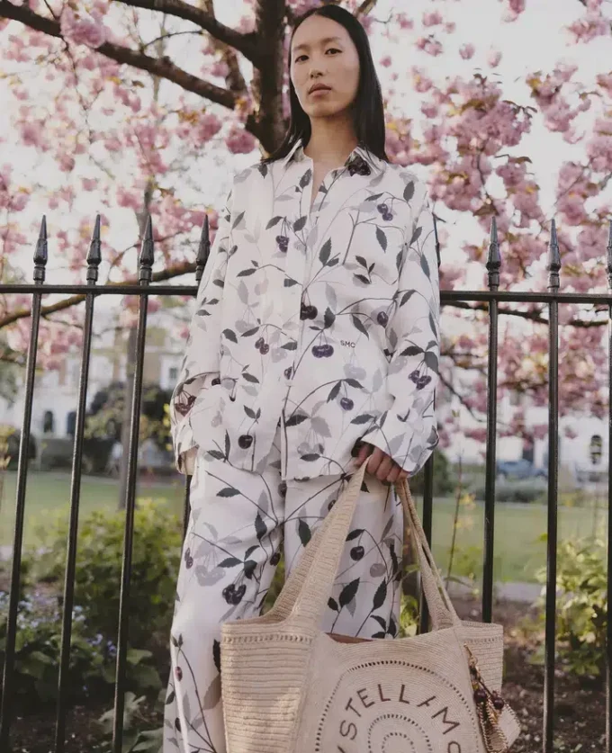 Camicia oversize con stampa ciliegie Camicia oversize con stampa ciliegie