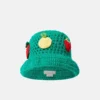 Cappello a secchiello all’uncinetto con ricami di bacche Cappello a secchiello all’uncinetto con ricami di bacche