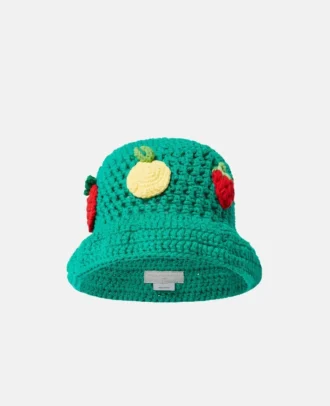 Cappello a secchiello all’uncinetto con ricami di bacche
