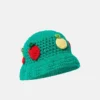 Cappello a secchiello all’uncinetto con ricami di bacche Cappello a secchiello all’uncinetto con ricami di bacche