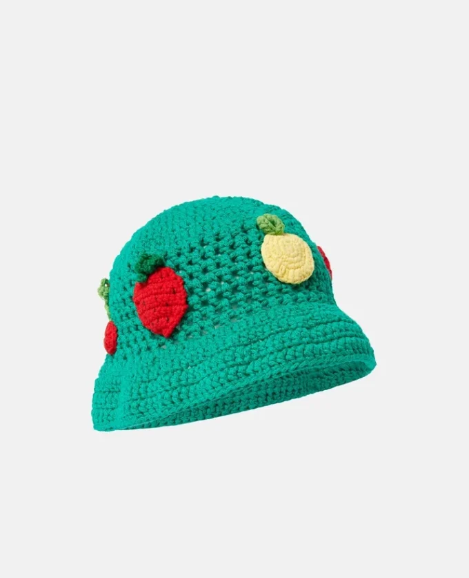 Cappello a secchiello all’uncinetto con ricami di bacche Cappello a secchiello all’uncinetto con ricami di bacche