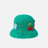 Cappello a secchiello all’uncinetto con ricami di bacche Cappello a secchiello all’uncinetto con ricami di bacche