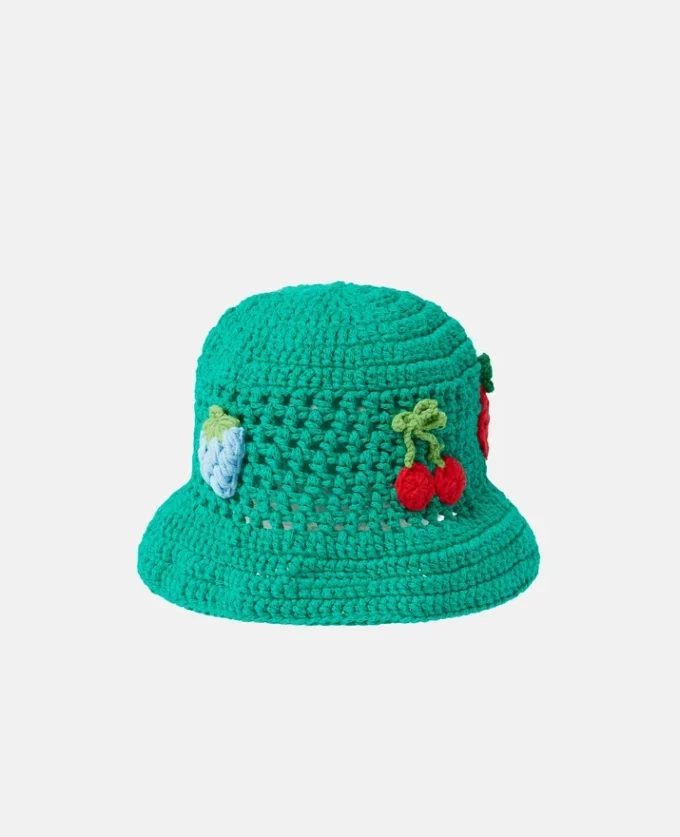 Cappello a secchiello all’uncinetto con ricami di bacche Cappello a secchiello all’uncinetto con ricami di bacche