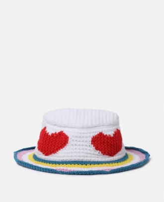 Cappello a secchiello con cuore lavorato all’uncinetto