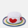 Cappello a secchiello con cuore lavorato all’uncinetto Cappello a secchiello con cuore lavorato all’uncinetto