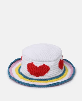 Cappello a secchiello con cuore lavorato all’uncinetto