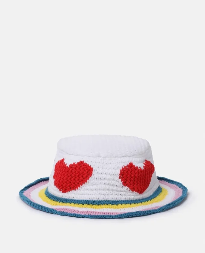 Cappello a secchiello con cuore lavorato all’uncinetto Cappello a secchiello con cuore lavorato all’uncinetto
