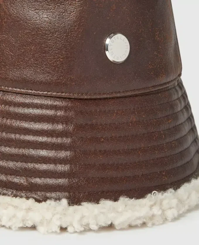 Cappello a secchiello con logo e fodera in peluche Cappello a secchiello con logo e fodera in peluche