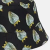 Cappello a secchiello in nylon rigenerato con stampa fragole Cappello a secchiello in nylon rigenerato con stampa fragole
