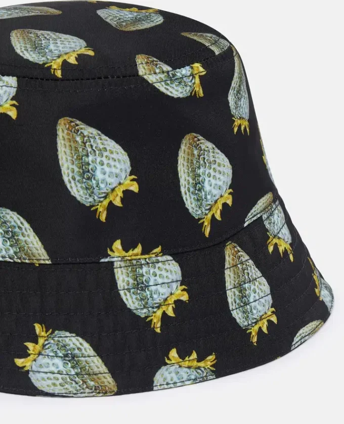 Cappello a secchiello in nylon rigenerato con stampa fragole Cappello a secchiello in nylon rigenerato con stampa fragole