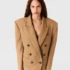 Cappotto doppiopetto di media lunghezza Cappotto doppiopetto di media lunghezza