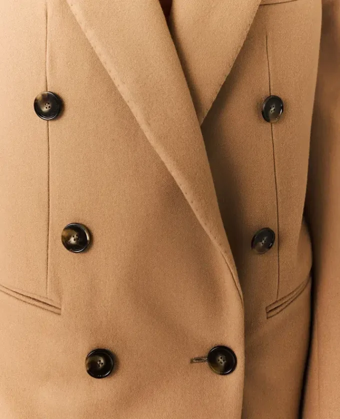 Cappotto doppiopetto di media lunghezza Cappotto doppiopetto di media lunghezza