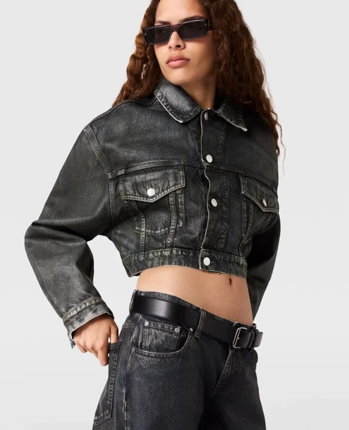 Giacca corta in denim con pannelli invecchiati Giacca corta in denim con pannelli invecchiati