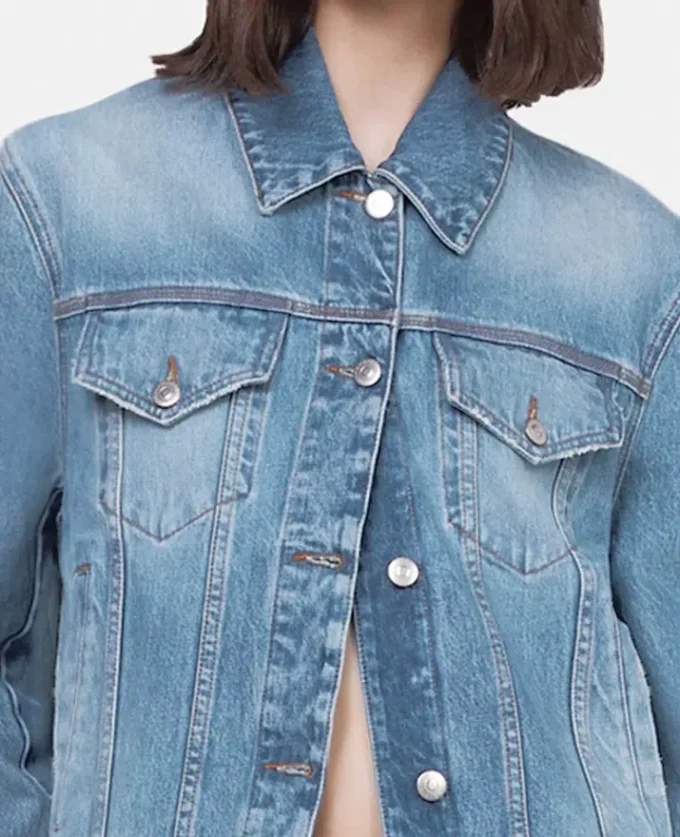 Giacca in denim chiaro con catena Falabella Giacca in denim chiaro con catena Falabella