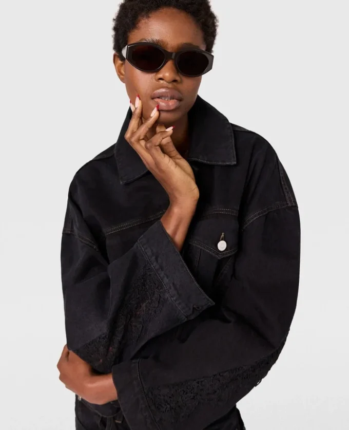 Giacca in denim con inserti in pizzo Giacca in denim con inserti in pizzo