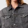 Giacca in denim con pannelli tono su tono Giacca in denim con pannelli tono su tono
