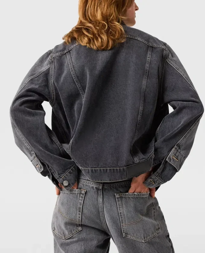 Giacca in denim con pannelli tono su tono Giacca in denim con pannelli tono su tono
