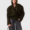 Maglione corto a maniche lunghe con cappuccio Maglione corto a maniche lunghe con cappuccio