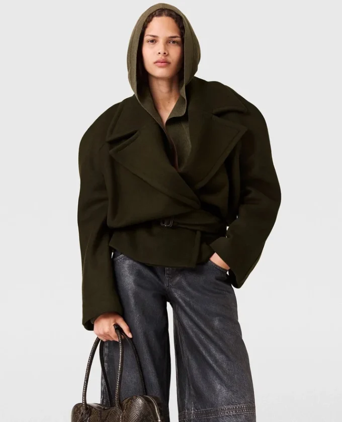 Maglione corto a maniche lunghe con cappuccio Maglione corto a maniche lunghe con cappuccio