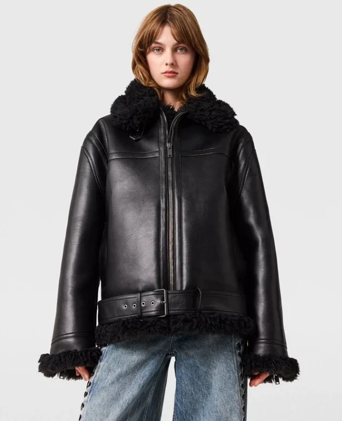 Giacca vegana con cintura in shearling Giacca vegana con cintura in shearling